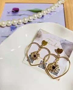 ハート型フープピアス 赤いストーン付き