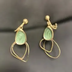 緑色ペアシェイプストーンのイヤリング