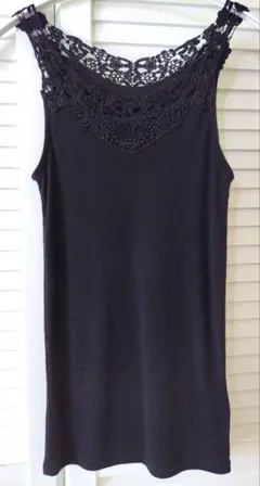 タンクトップ　胸元上質レース　ブラック