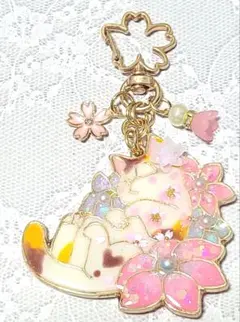 No92お花畑で眠る三毛猫ちゃんのキーホルダー・ハンドメイド・レジン・チャーム