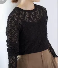 2025年3月購入。スピックアンドスパンにて購入。透かし柄ニット。