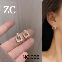 スクエアピアス ゴールド ホワイト 上品 韓国風 小ぶり 大人可愛い