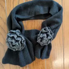 黒いニットスヌード フラワーモチーフ