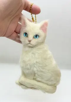 A猫 羊毛フェルト白猫キーホルダーandブローチ【ハンドメイド 猫ブローチ 猫