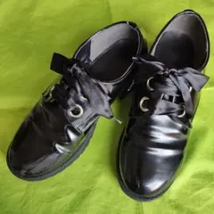 ブラック リボン付きレースアップローファー