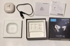 白色のSoundcore Liberty 4 NC ワイヤレスイヤフォン