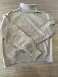 UNIQLOベージュ タートルネック セーター M