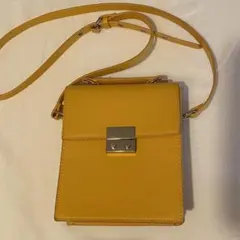 ZARA 黄色　ショルダーバッグ　ポシェット　イエロー　シルバー　金具　スクエア