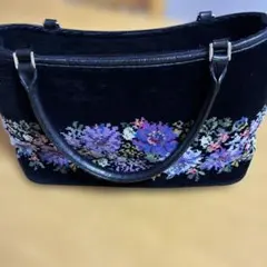 ホットマン 花柄刺繍の黒ハンドバッグ