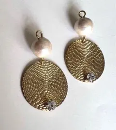 コットンパールとヴィンテージ風モチーフチャーム　2個