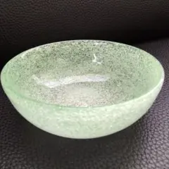 琉球ガラス　淡い黄緑色のガラス小皿