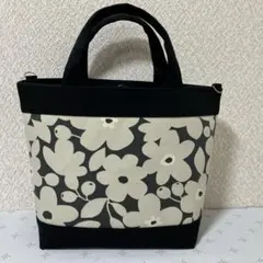 ハンドメイド　トートバッグ　花と木の実の柄　北欧風　デニム黒