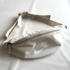 NIKE ボディバッグ　アイボリー