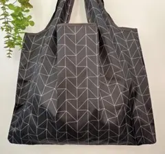 白＆黒、幾何学模様　折りたたみトート、エコバッグ　大容量　コンパクト　男女兼用