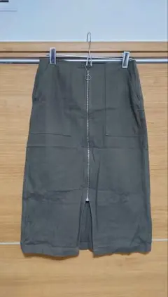 GU オリーブ色 フロントジッパー タイトスカート