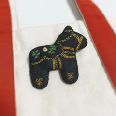 北欧風 ダーラナホース 刺繍ブローチ ハンドメイド フェルト 黒