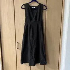 黒のノースリーブロングワンピース