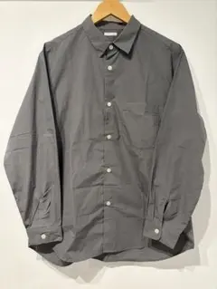 グレー ボタンアップシャツ