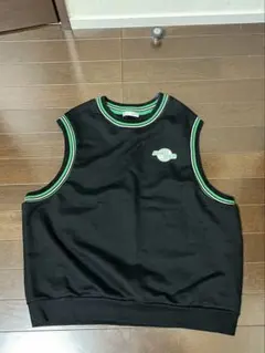 gream ブラック差し色グリーンのベスト