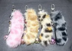 ヒョウ柄しっぽキーホルダー♡　ツヤツヤ肉球チャーム付き♡　4個セット