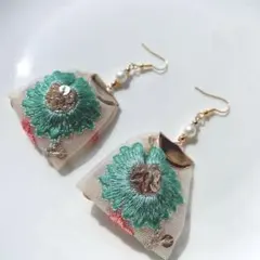 グリーンフラワーインド刺繍リボンパールピアス