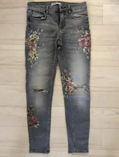 ZARA ダメージ花柄デニムのサムネイル
