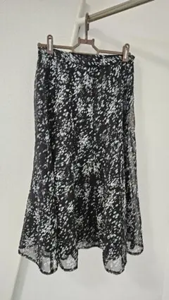 膝下丈 スカート 黒と水色のドット 春 夏