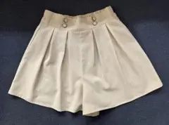 ベージュ プリーツ付きショートパンツ