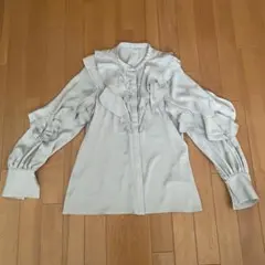 【美品】LILY BROWNフリル付きライトグレー長袖ブラウス