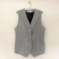グレー　ベスト　ジレ　ノースリーブ　パールボタン　ポケット付き