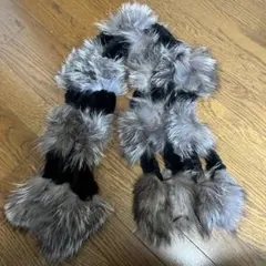 リアルファーのグレーと黒のマフラー