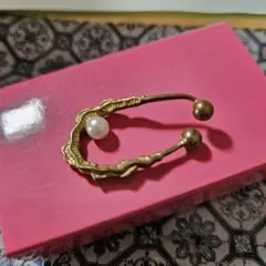 ゴールド 色波状デザイン イヤーカフ パール付き