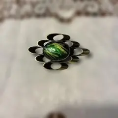 緑色の石の装飾的なブローチ