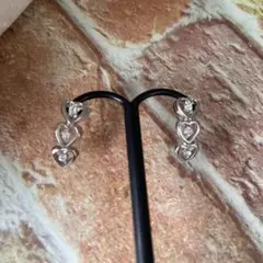 ハート型シルバーピアス クリスタル付き18金ポスト刻印があります。