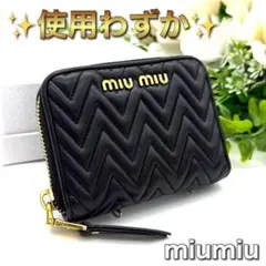 【極美品】ミュウミュウ 二つ折り財布 マテラッセ ラウンドジップ 黒 付属品付 美品✨】 ミュウミュウ 二つ折り財布 マテラッセ ラウンドジップ