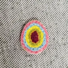 カラフルな卵のブローチ　ハンドメイド