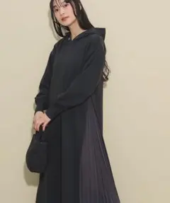 BEAMS HEART 脇プリーツ フーディ ワンピース 黒