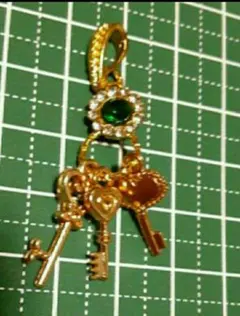 鍵&キラキラチャーム☆*◈♦◈*☆ペンダントトップ(グリーン)