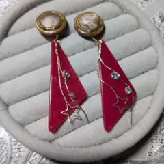 ブラウンボタン赤い三角形ピアス
