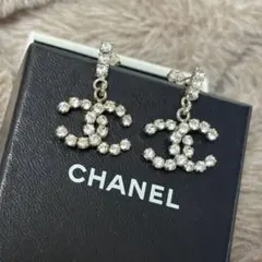 CHANEL ラインストーン ダブルC ピアス - メルカリ