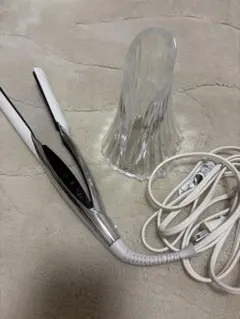 美品⭐︎ReFa リファ　ミニアイロン ホワイト USB充電ケーブル付属 本日限定価格・ReFa リファ ミニアイロン ホワイト USB充電ケーブル