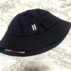 ま*う様 【極美品】BTS 黒 バケットハット サイズフリーのサムネイル