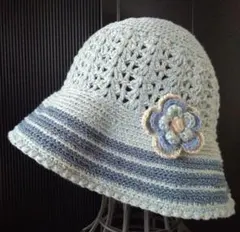 水色の手編みニット帽子 つば広，日除け帽子 お花のブローチ付き