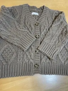 ブラウンのニットアウター