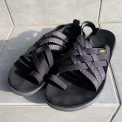 Teva ブラック サンダル クロスストラップ