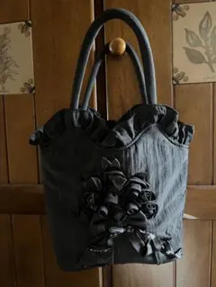 黒 フリル付き花モチーフ バッグ