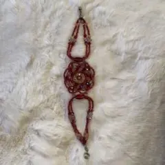 赤いビーズのフラワーモチーフブレスレット