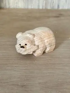 鮭をくわえたクマの置物