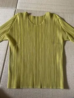 PLEATS PLEASE 首元に装飾が施された半袖トップス - メルカリ