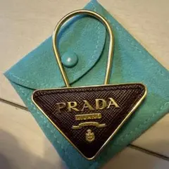 PRADA トライアングルキーホルダー ブラウン